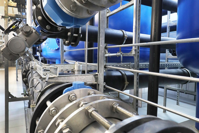 Rohrleitungen im Wasserwerk.