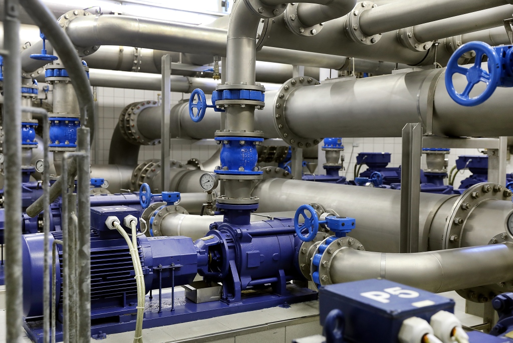 Rohrleitungen im Wasserwerk.