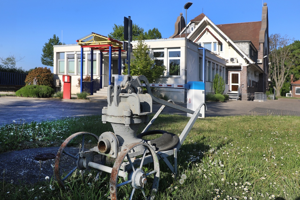 Eingangsbereich des Wasserwerk Osthofen mit historischer Pumpe im Vordergrund